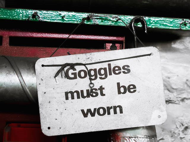 warning sign "goggles must be worn"