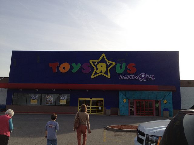 customers walking to the entrance of a Toys R Us store
