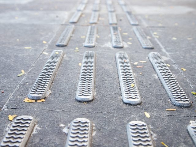 Guide path for the visually impaired so they can walk on the pedestrian walkway, including Braille blocks.