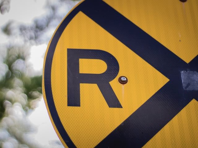 railroad crossing sign cropped to only show one R