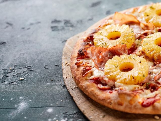 close up  of  a hawaiian pizza