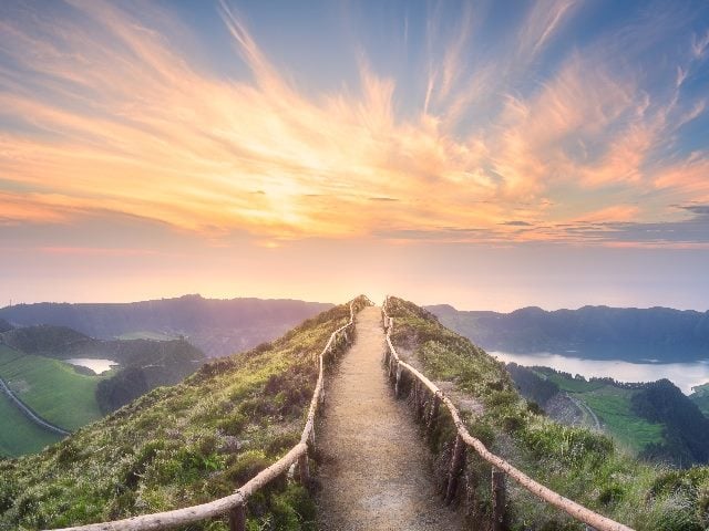 A beautiful path leading to a mountain landscape and a body of water in piece about customer data analytics AI.