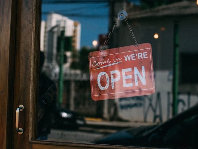 sign on a shop door: come in, open