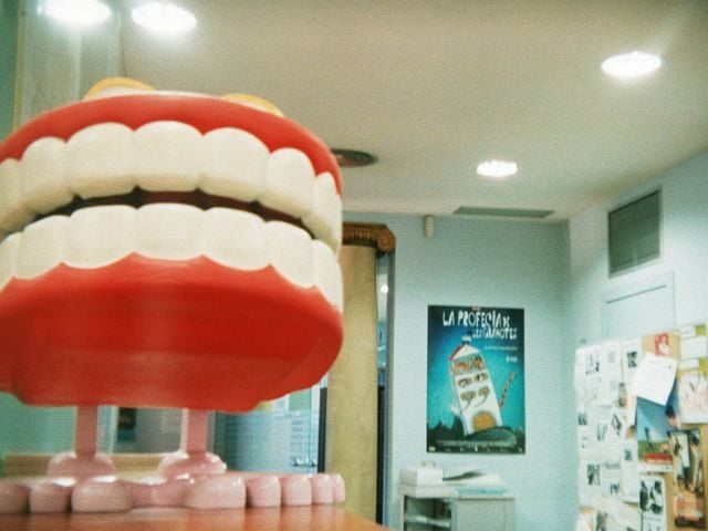 chatter teeth toy