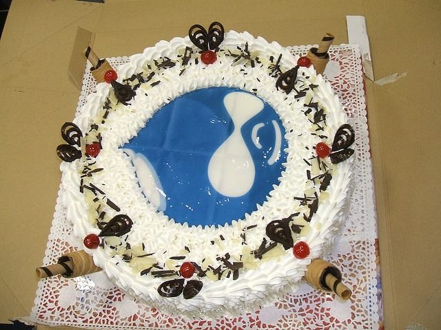 A cake that celebrates the release of Drupal 8.