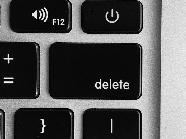 close up of a delete button on a laptop