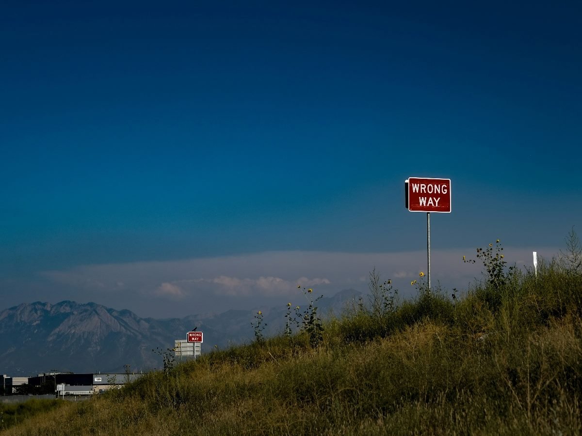 Wrong way sign.