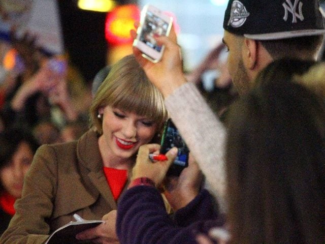 Taylor Swift on Good Morning America for the launching of her Red Album. 
