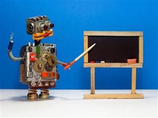 Robot apuntando a una pizarra.