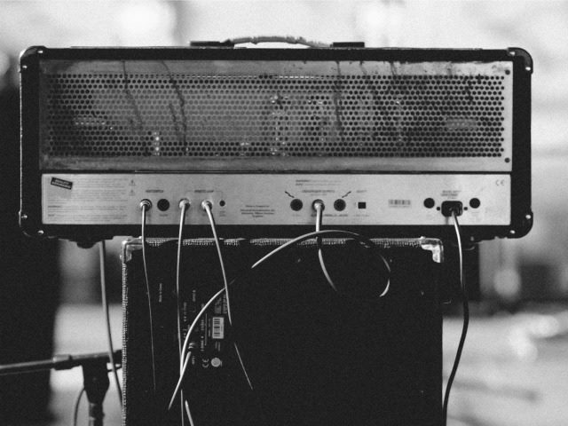 plugs in a speaker