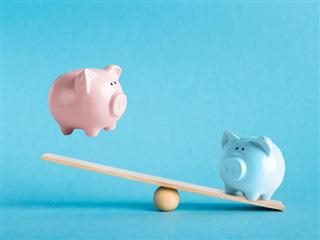 Comparison of two variants of investing money with piggy banks on a see-saw. 