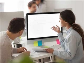 Marketing colleagues discussing the preparation of an email marketing campaign.