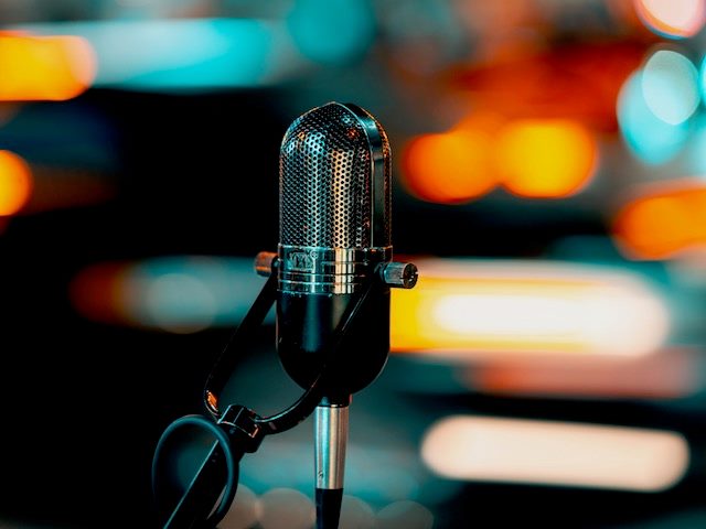 microphone with motion behind